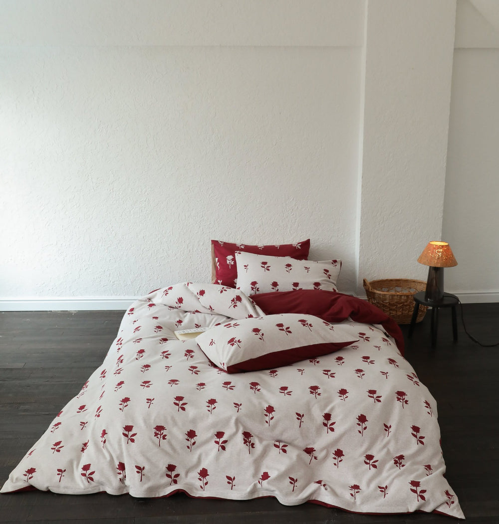 Rose jacquard cotton bedding set – Ivory Rosewood, full bed arrangement - Roomden