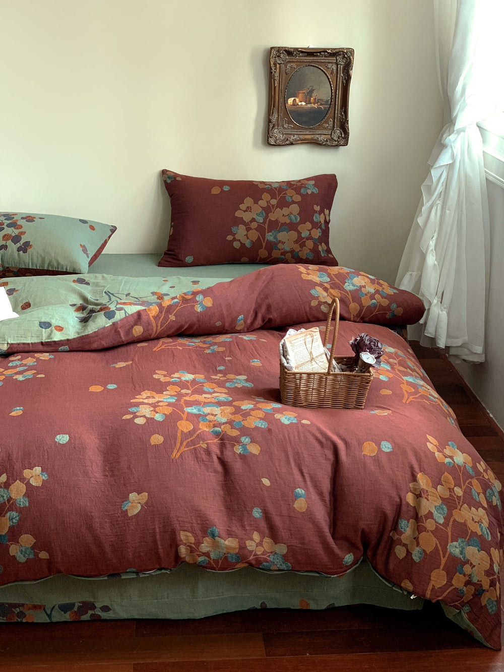 Florhaven Meadow Branch bedding set – rust meadow, bedroom view of the duvet and pillows, view 1 - Roomden