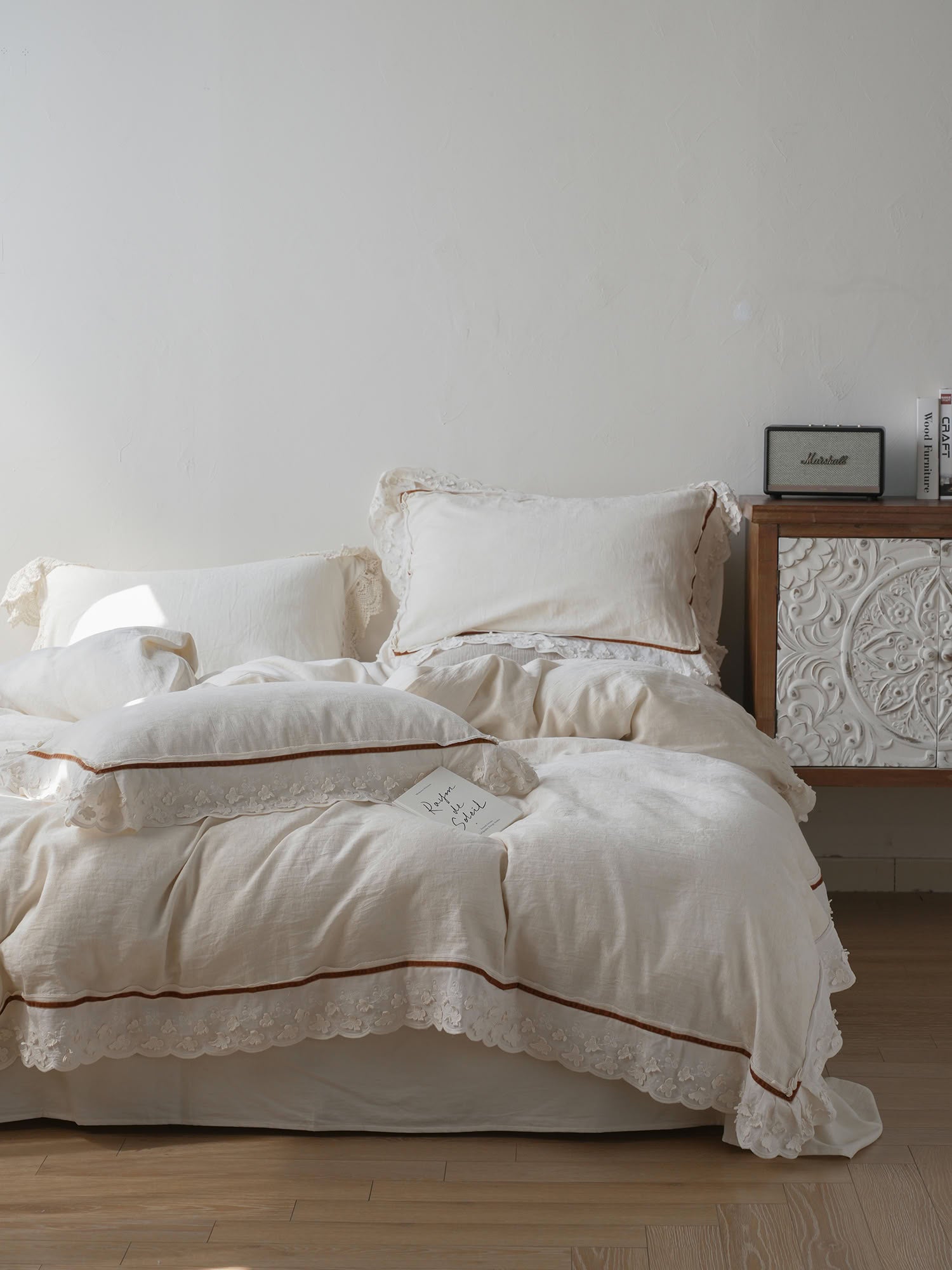Cottagecore linen bedding with warm brown piping and embroidered lace edges – RoomDen