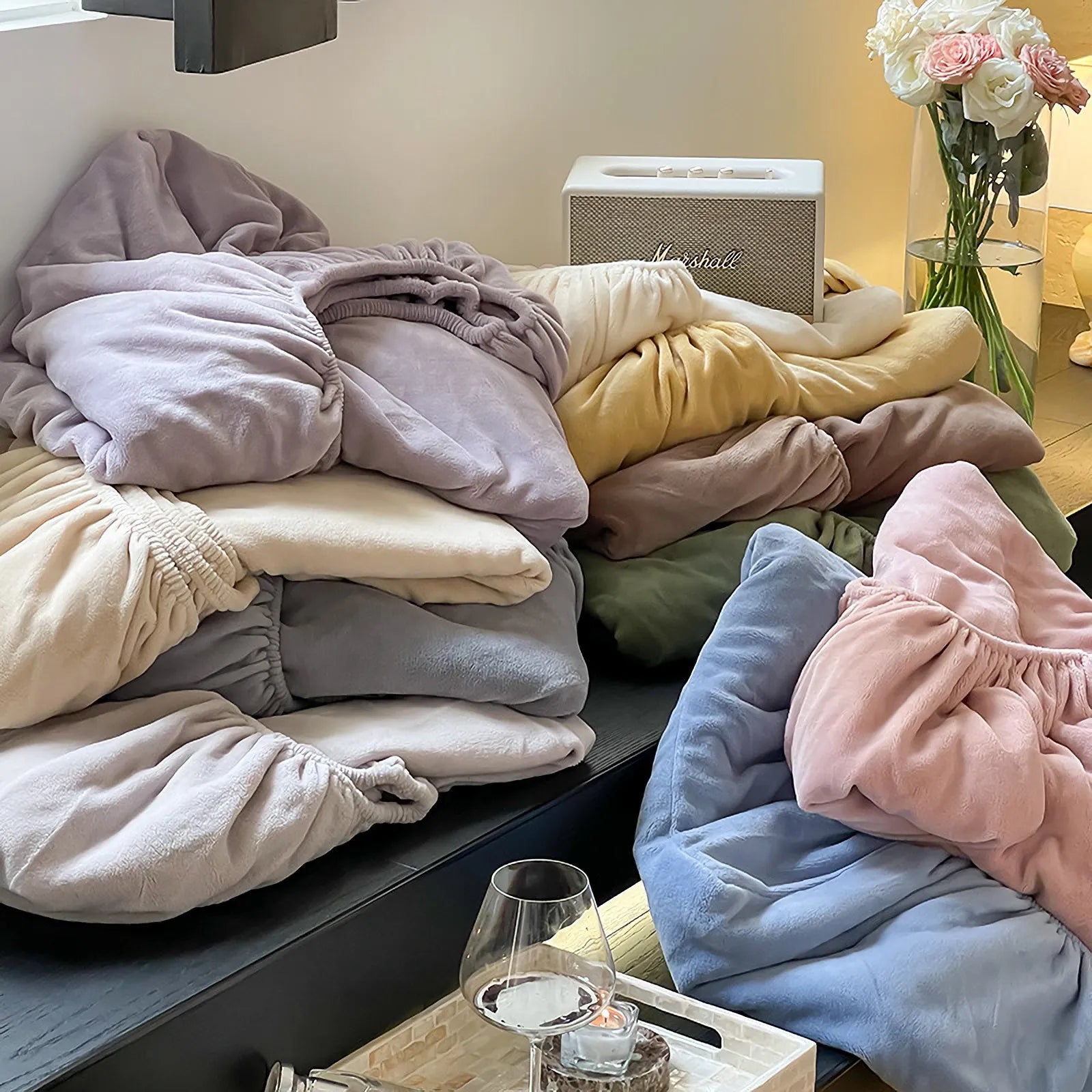 Solid fleece fitted sheet with soft cozy texture in a minimalist winter style – RoomDen