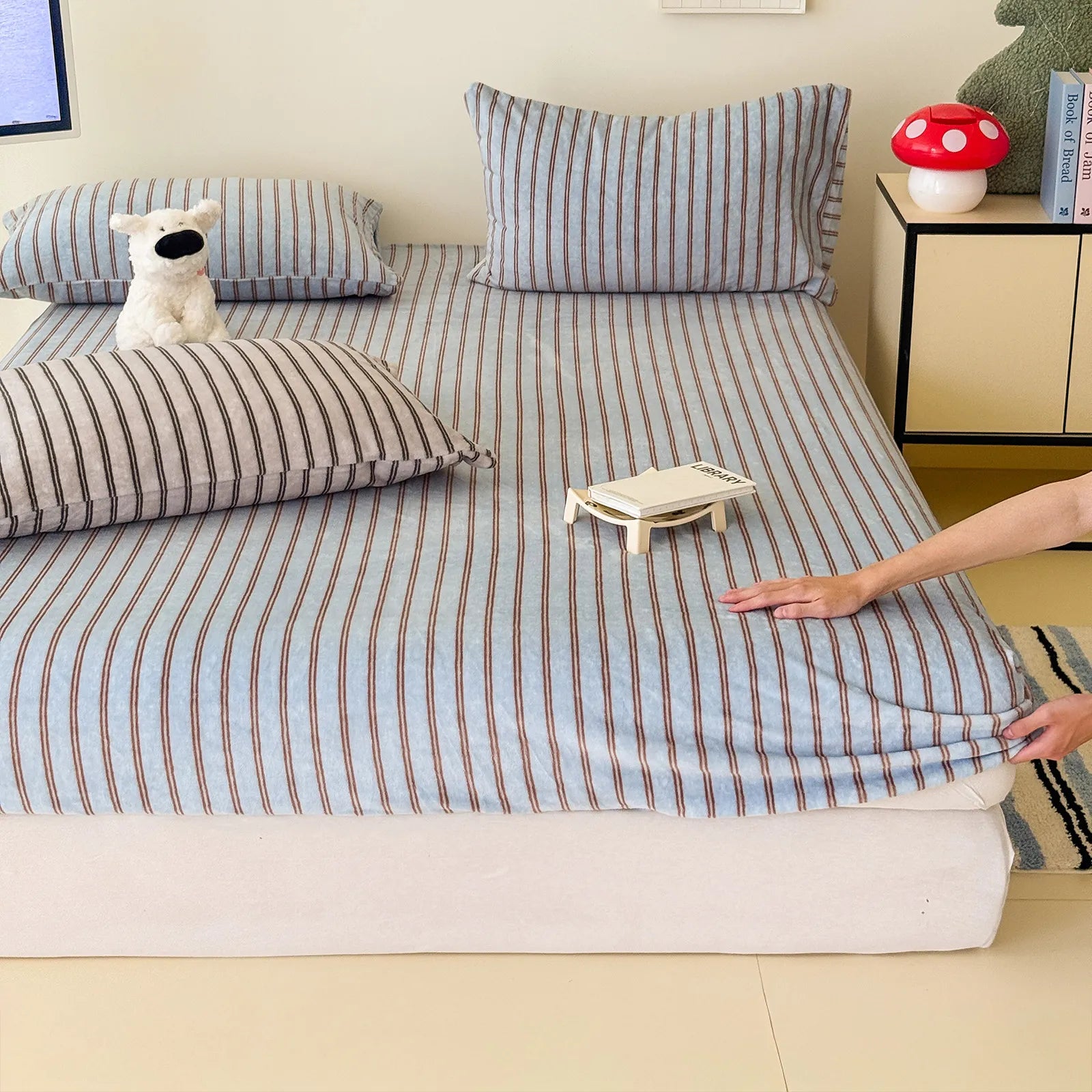 Striped fleece sheet set with soft plush texture in cozy minimalist style – RoomDen
