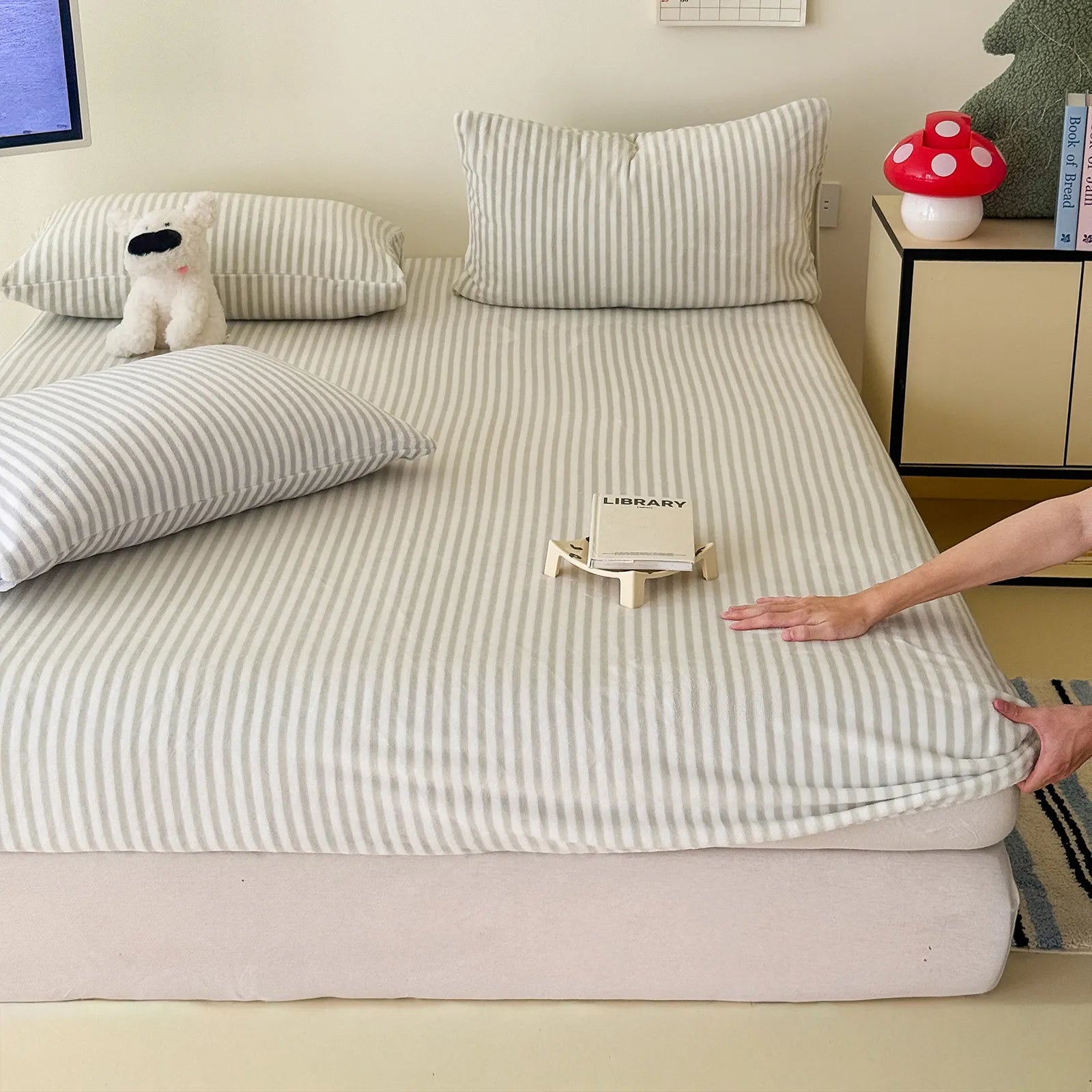 Striped fleece sheet set with soft plush texture in cozy minimalist style – RoomDen
