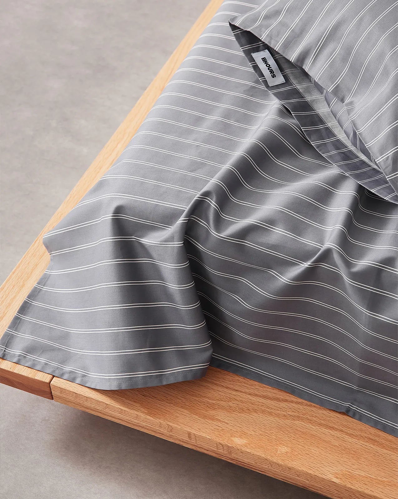 Striped cotton sheet set in a minimalist modern style – RoomDen