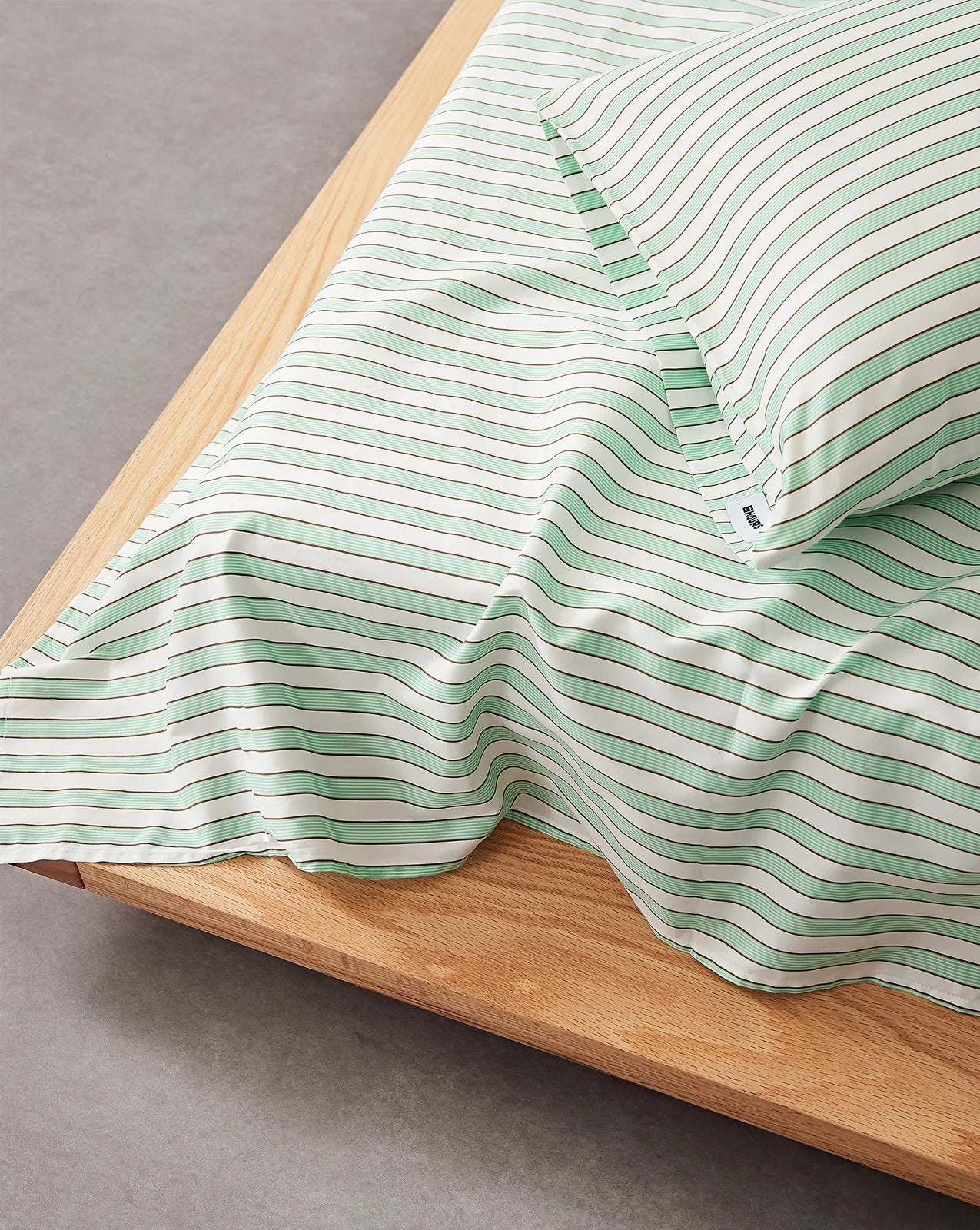 Striped cotton sheet set in a minimalist modern style – RoomDen