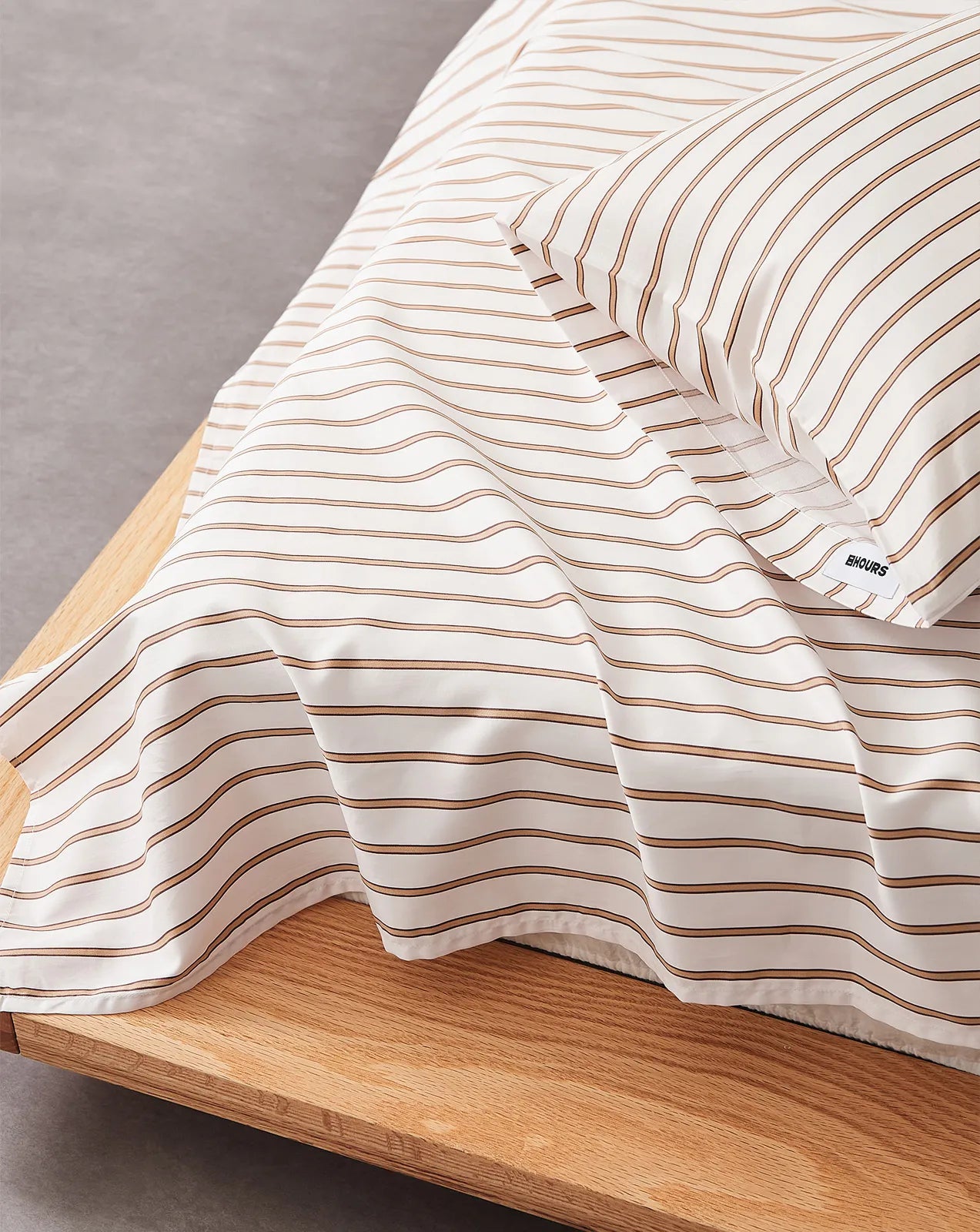 Striped cotton sheet set in a minimalist modern style – RoomDen