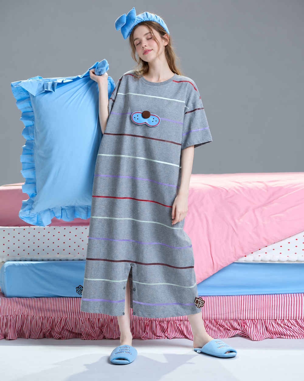 Cat striped one-piece pajamas – Full front bedroom view - Roomden
