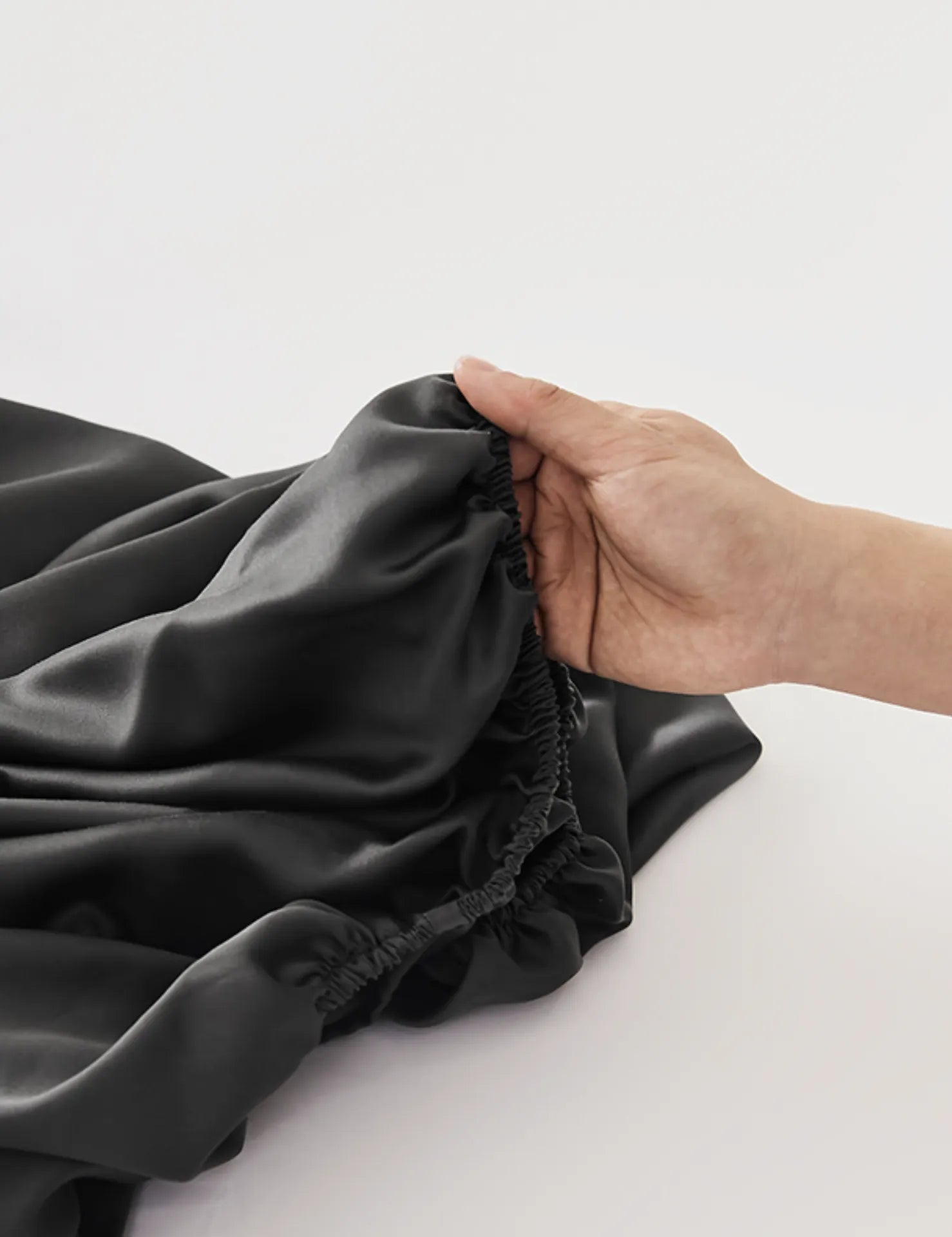 Silky cooling Tencel fitted sheet in soft pastel colors - RoomDen