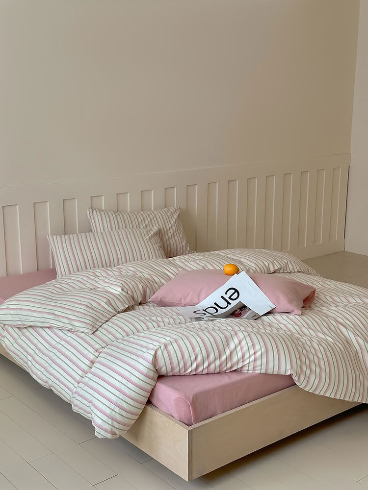 Minimalist bedroom featuring pink striped cotton duvet cover and solid pink pillowcases – RoomDen