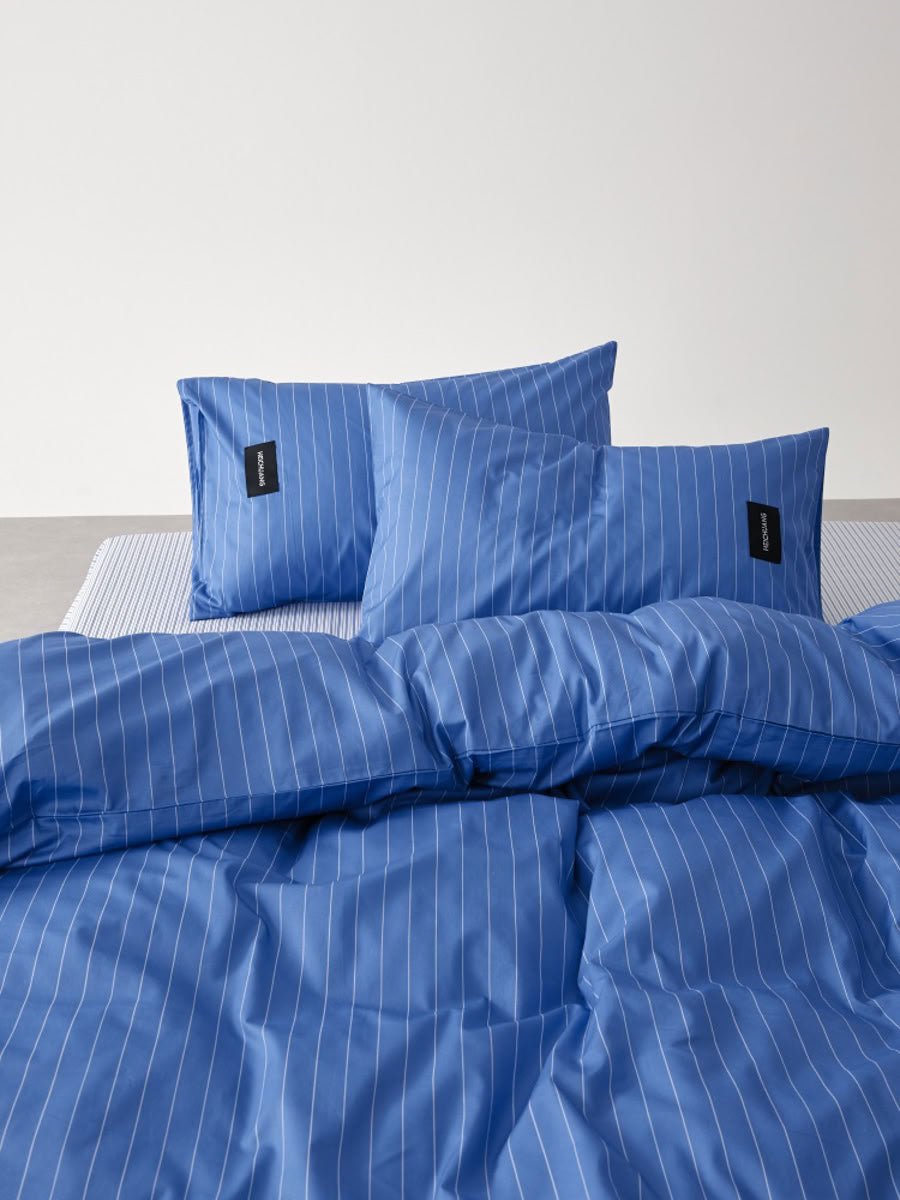 Detail view of pillowcase with black woven label – RoomDen