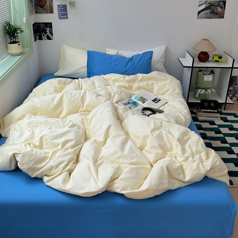 Minimalist beige and blue two-tone bedding creating calm cozy bedroom – RoomDe