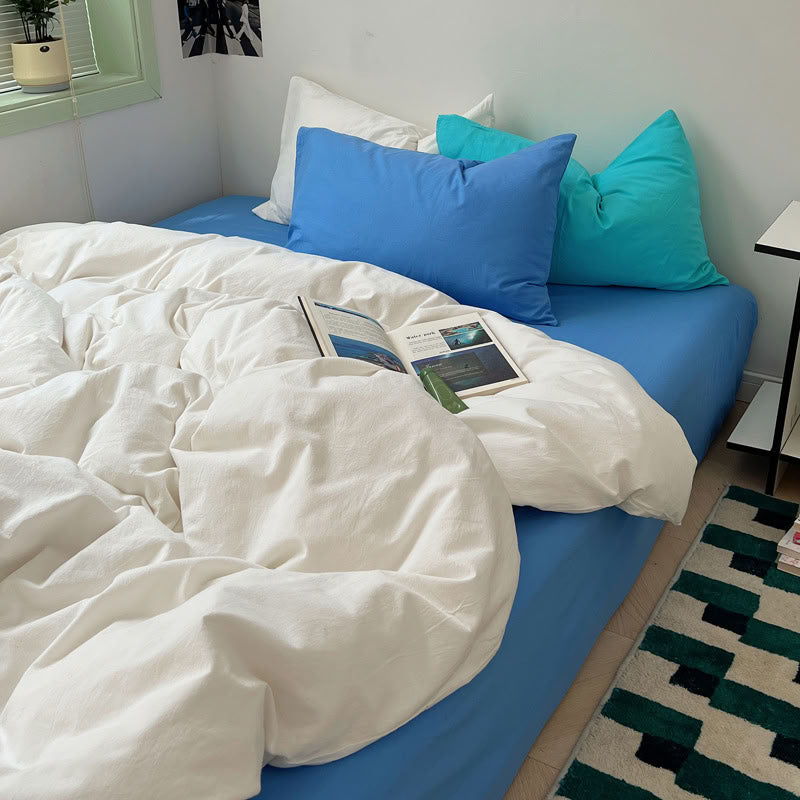 White bedding and blue base contrast set in minimalist cozy decor – RoomDen