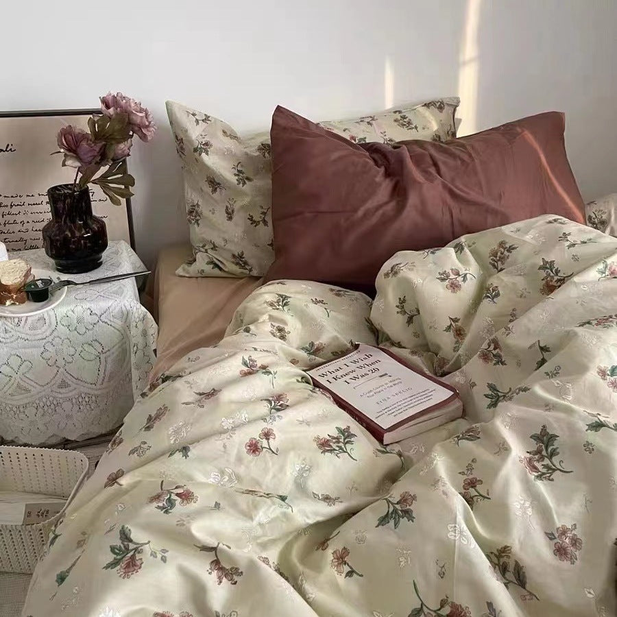 Florhaven Vintage Rose cotton bedding set – styled bed with rose-print duvet and burgundy companion pillow - Roomden