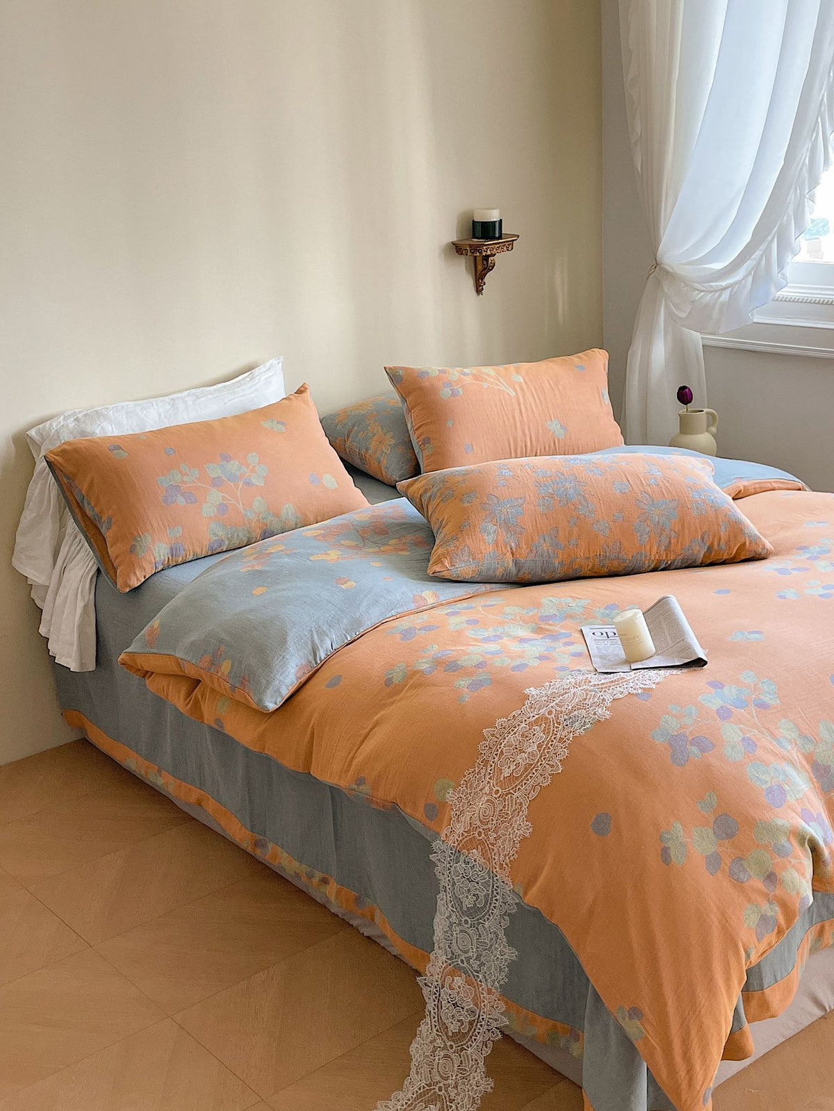Florhaven Meadow Branch bedding set – apricot meadow, bedroom view of the duvet and pillows, view 1 - Roomden