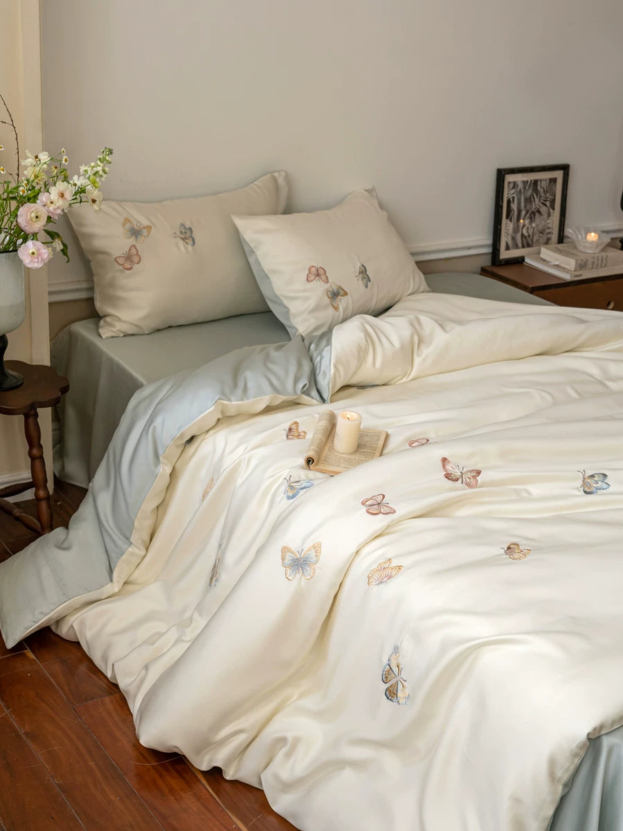 Butterfly embroidered lyocell bedding – Full bed view of the white version - Roomden