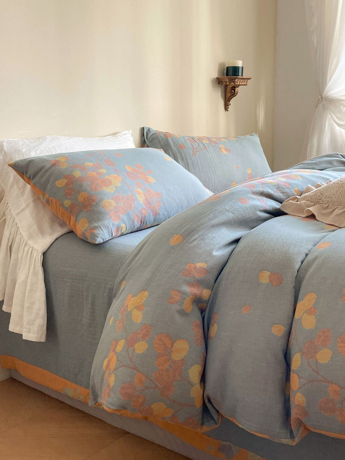 Florhaven Meadow Branch bedding set – apricot meadow, angled view of the duvet and coordinating pillows, view 2 - Roomden