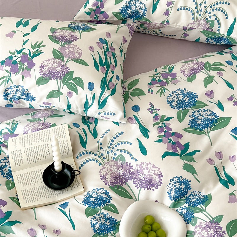 Close view of blue and purple flower clusters on ivory cotton bedding - Roomden
