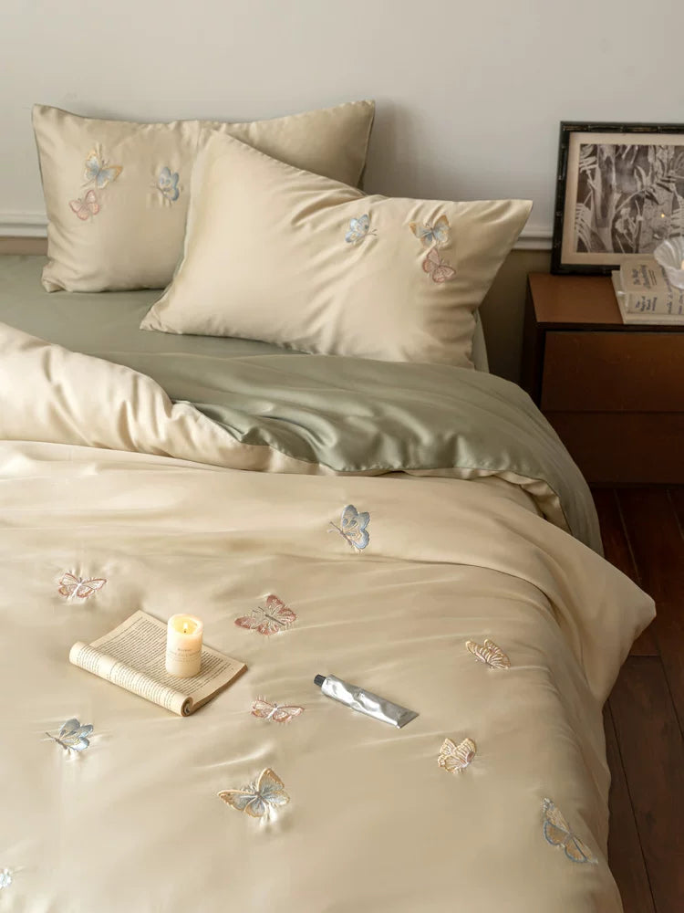 Butterfly embroidered lyocell bedding – Closer view of the duvet and green sheet - Roomden