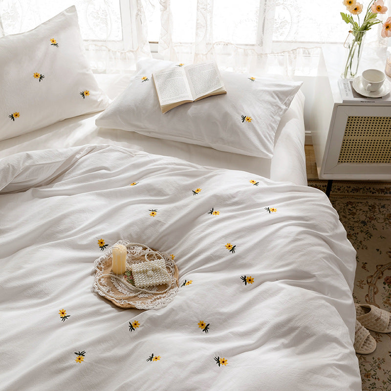 Daisy embroidered cotton bedding set – Full bed with scattered yellow flowers and coordinated pillows - Roomden