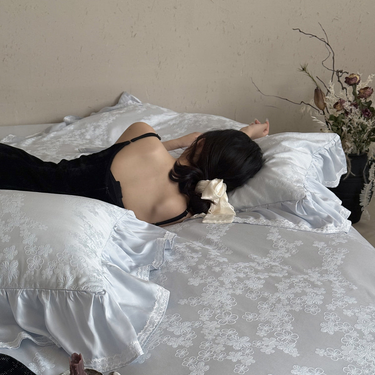 Belmore Floral Jacquard Cotton Bedding Set – Sky Blue Jacquard floral jacquard bedding with ruffled trim - Roomden
