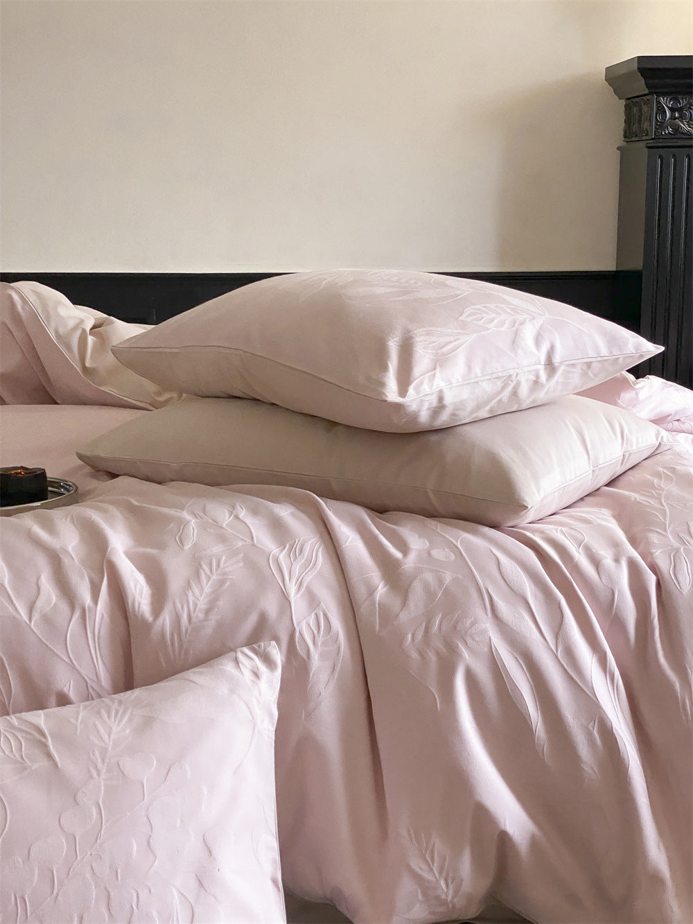 Brushed cotton jacquard bedding set – Blush Orchid, close view of jacquard fabric and pillows - Roomden