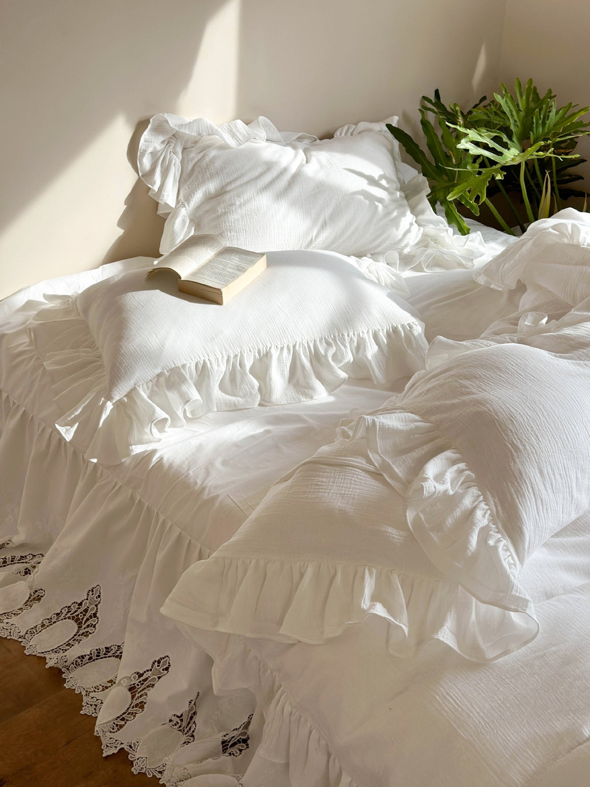 Ruffled Double Gauze Cotton Bedding Set – Scalloped Ivory, side view of the loosely arranged duvet - Roomden