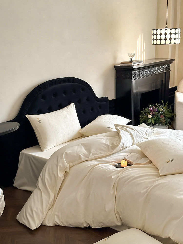 Floral Embroidered Jacquard Cotton Bedding Set, Ivory Cream, bed arrangement - Roomden