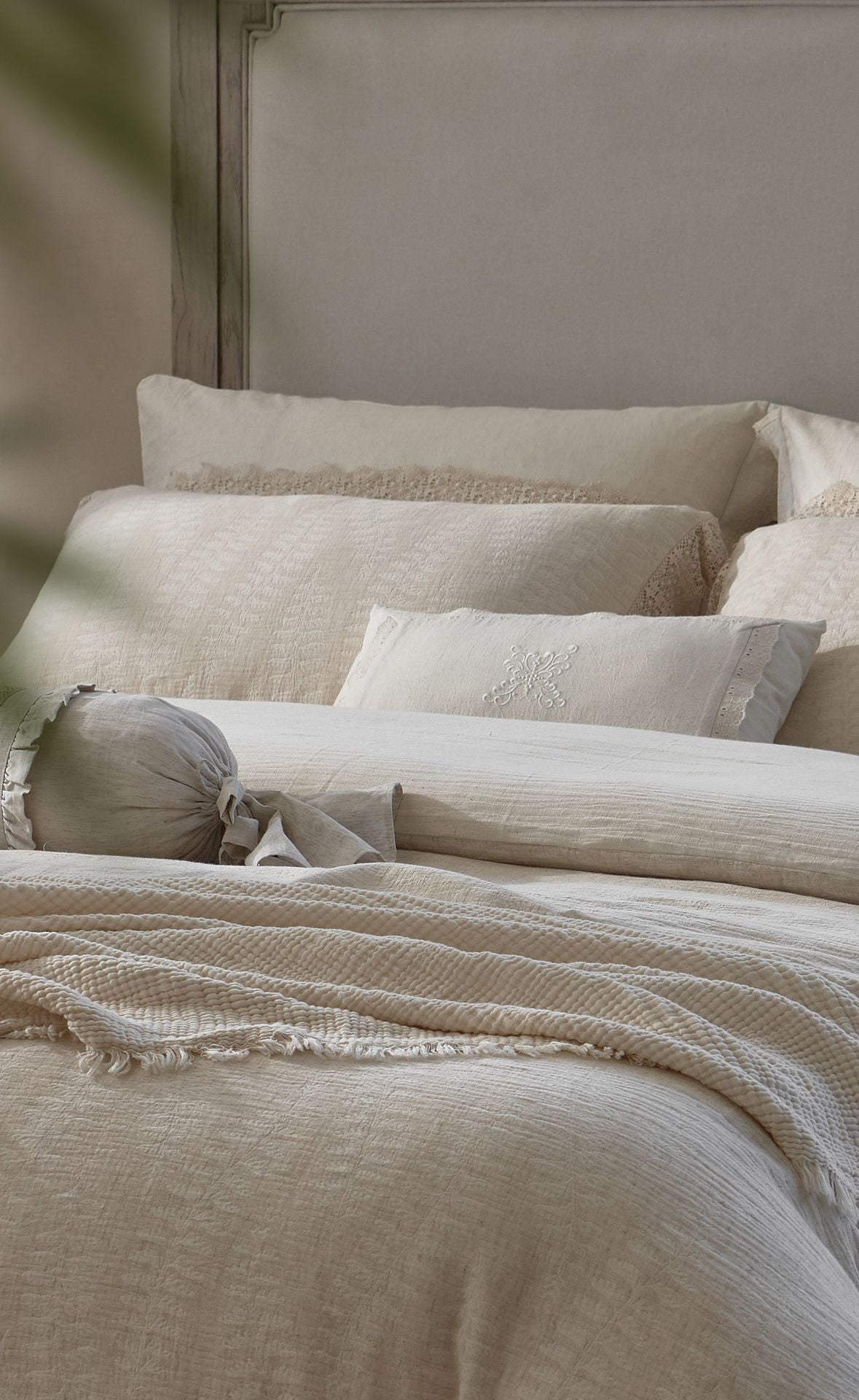 Lace Trim Cotton Linen Summer Quilt Set, Ivory Gauze, fabric and pillow detail 5 - Roomden