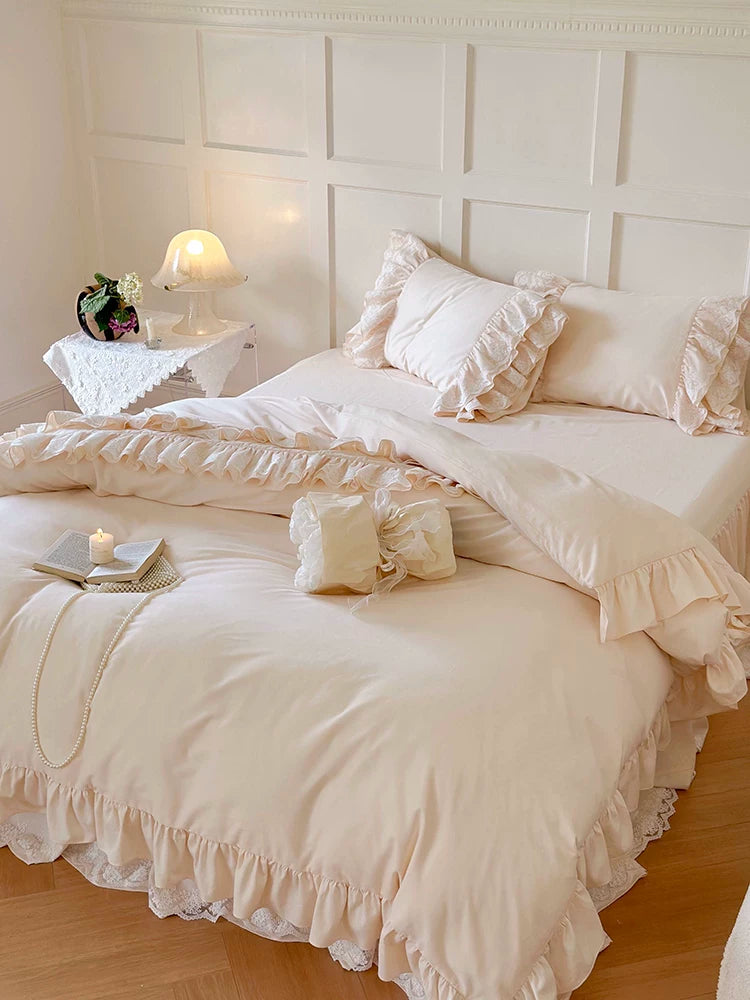 Ruffle cotton sateen bedding set – Vanilla Cream, duvet and pillow arrangement - Roomden