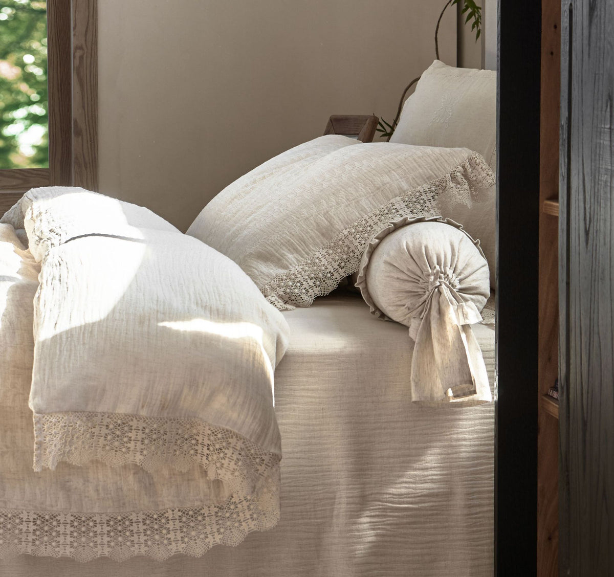 Lace Trim Cotton Linen Summer Quilt Set, Ivory Gauze, fabric and pillow detail 7 - Roomden