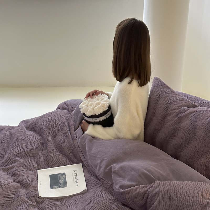 Wave textured plush bedding – dusty lavender side view of the model and smooth reverse - Roomden