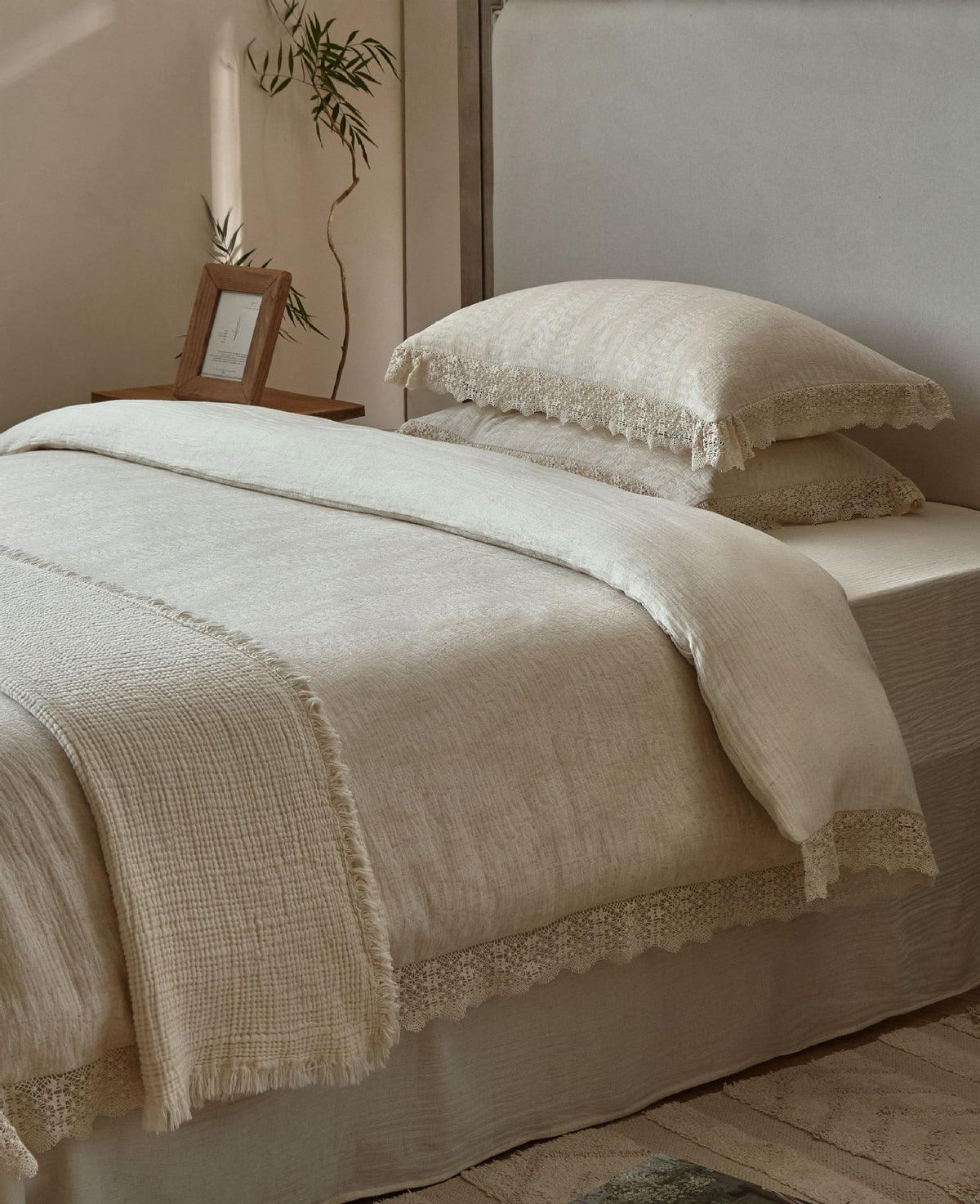 Lace Trim Cotton Linen Summer Quilt Set, Ivory Gauze, fabric and pillow detail 8 - Roomden