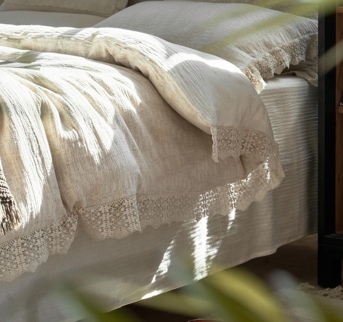 Lace Trim Cotton Linen Summer Quilt Set, Ivory Gauze, fabric and pillow detail 9 - Roomden