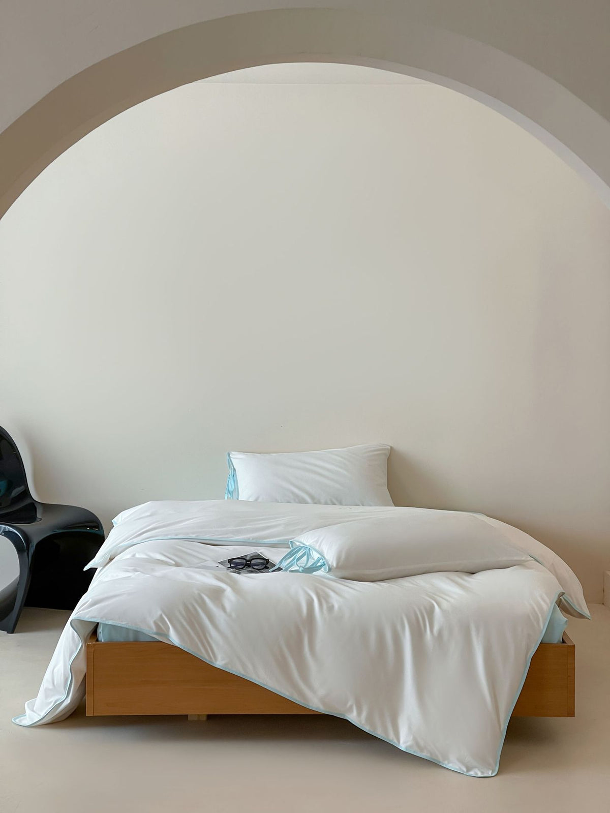 Contrast Tie-Knot Cotton Bedding Set – White with Mint Ties, full white bed framed by a wall arch - Roomden