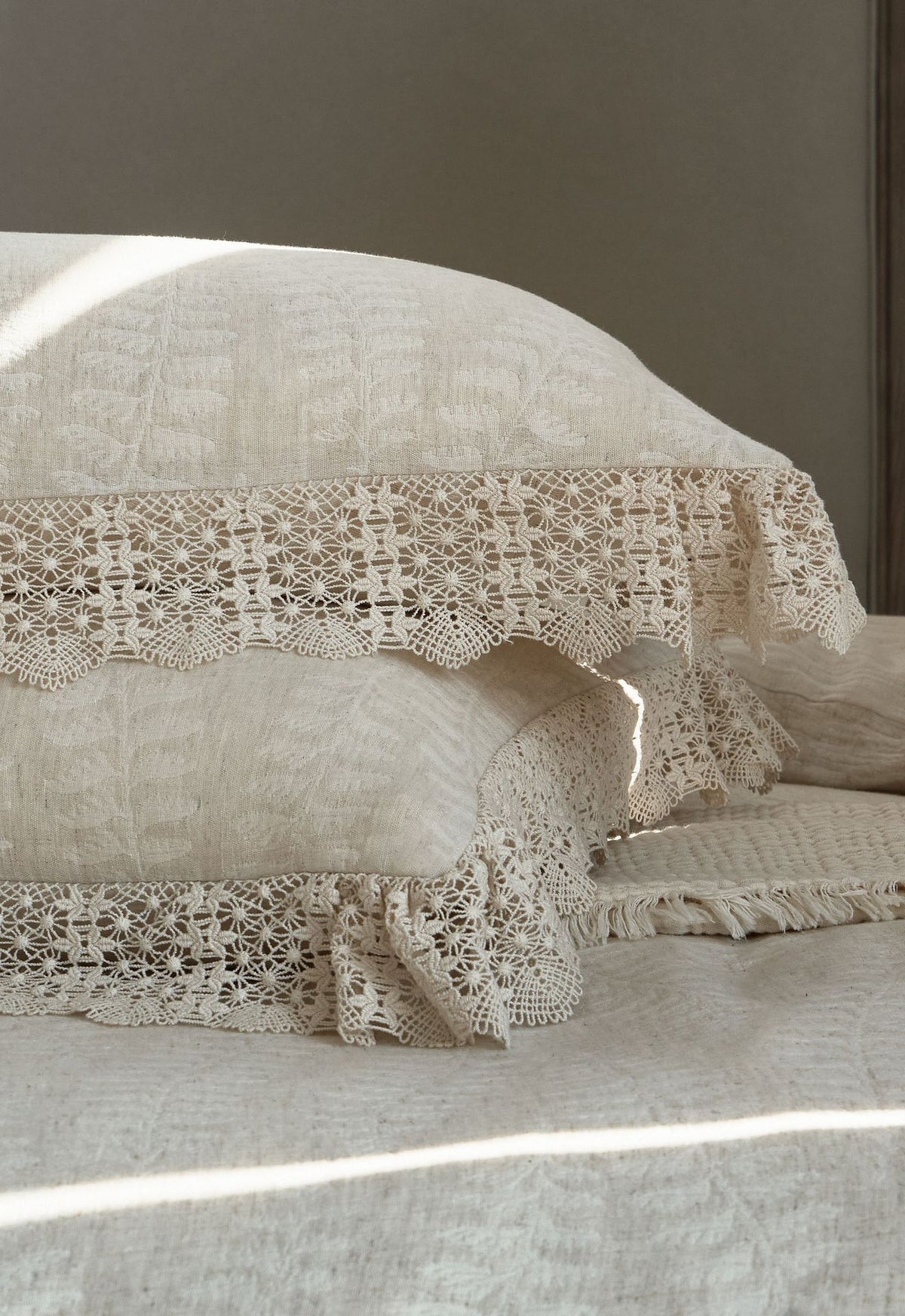 Lace Trim Cotton Linen Summer Quilt Set, Ivory Gauze, fabric and pillow detail 11 - Roomden