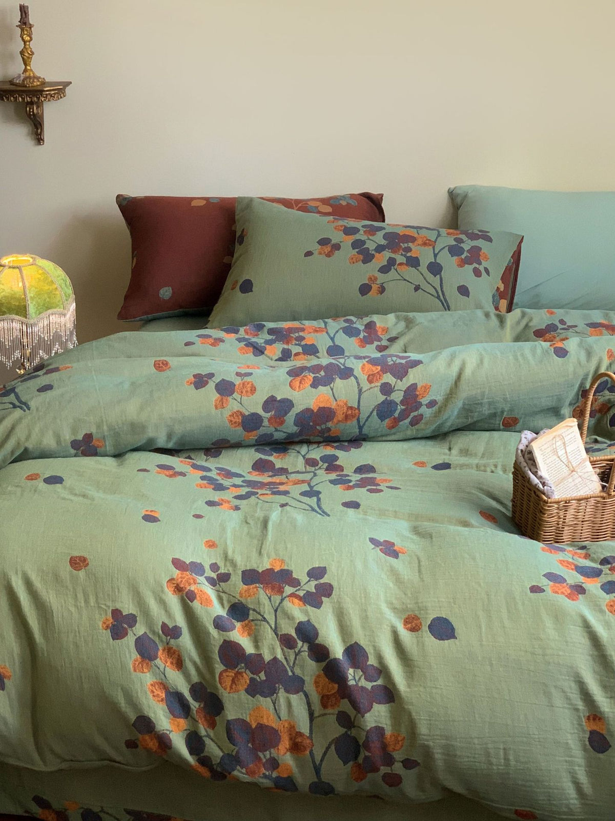 Florhaven Meadow Branch bedding set – rust meadow, angled view of the duvet and coordinating pillows, view 5 - Roomden