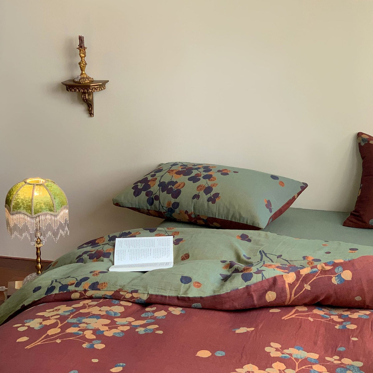 Florhaven Meadow Branch bedding set – rust meadow, close view of the patterned cotton gauze, view 7 - Roomden