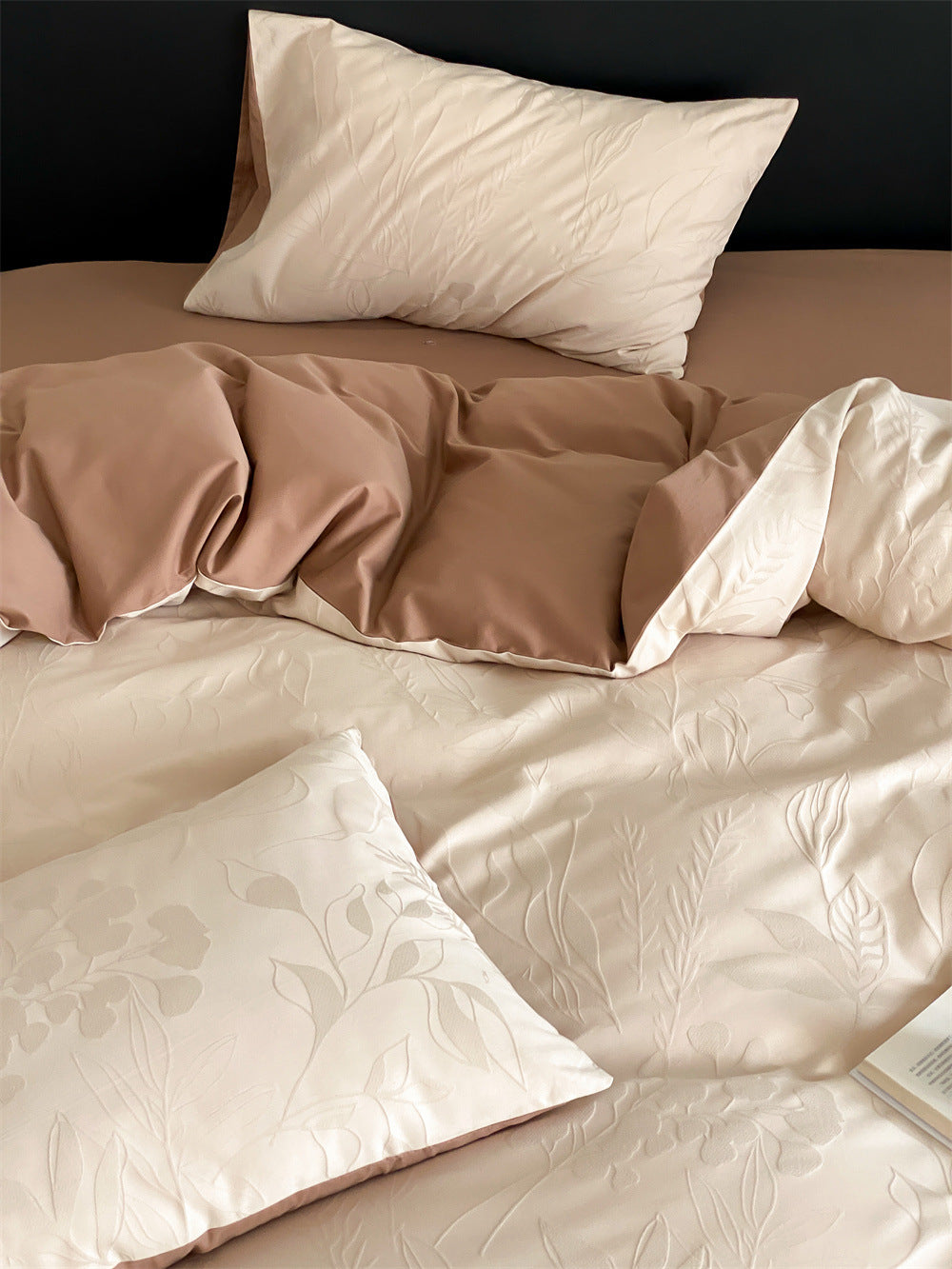 Brushed cotton jacquard bedding set – Champagne Orchid, close view of jacquard fabric and pillows - Roomden