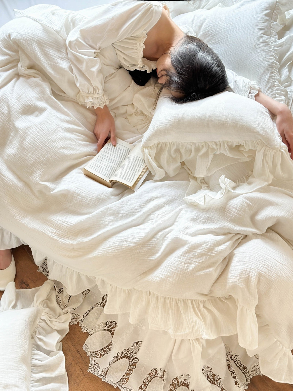 Ruffled Double Gauze Cotton Bedding Set – Scalloped Ivory, pillow and duvet arrangement in a relaxed resting scene - Roomden