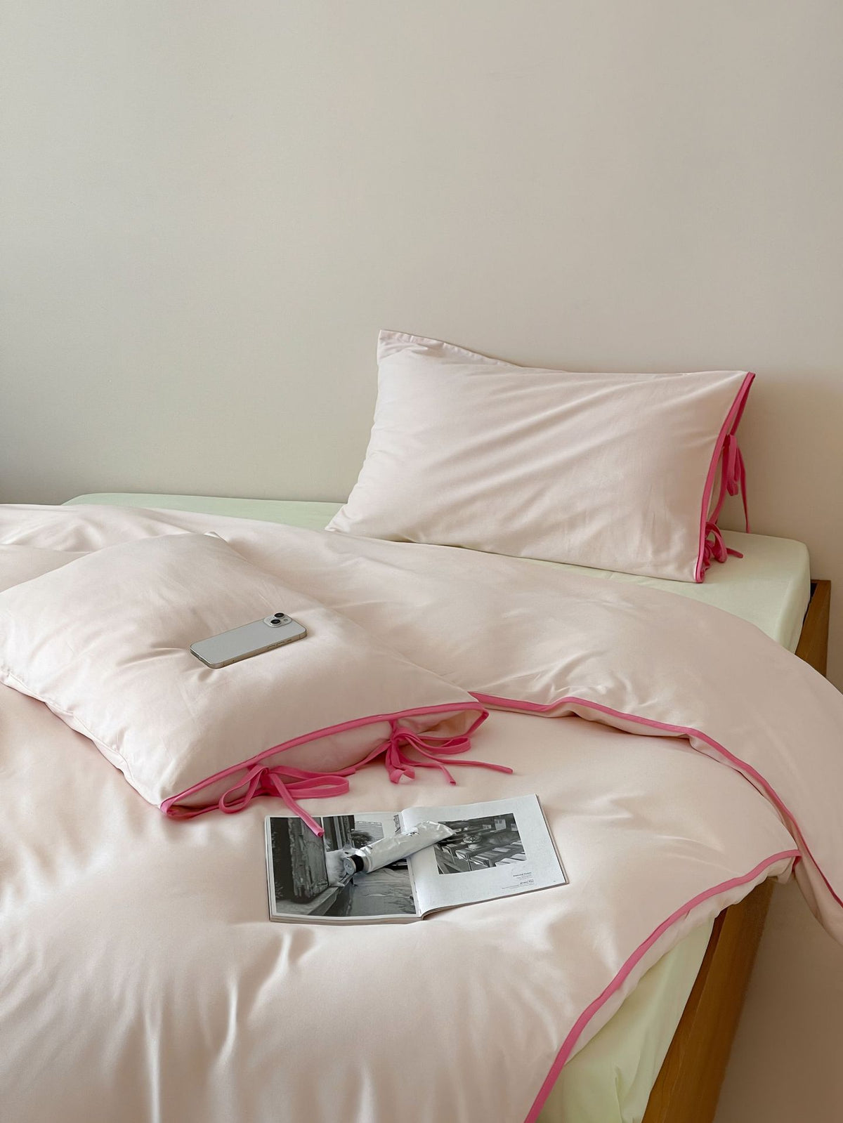 Contrast Tie-Knot Cotton Bedding Set – Pink with Barbie Pink Ties, pale pink pillows and bright pink edging - Roomden