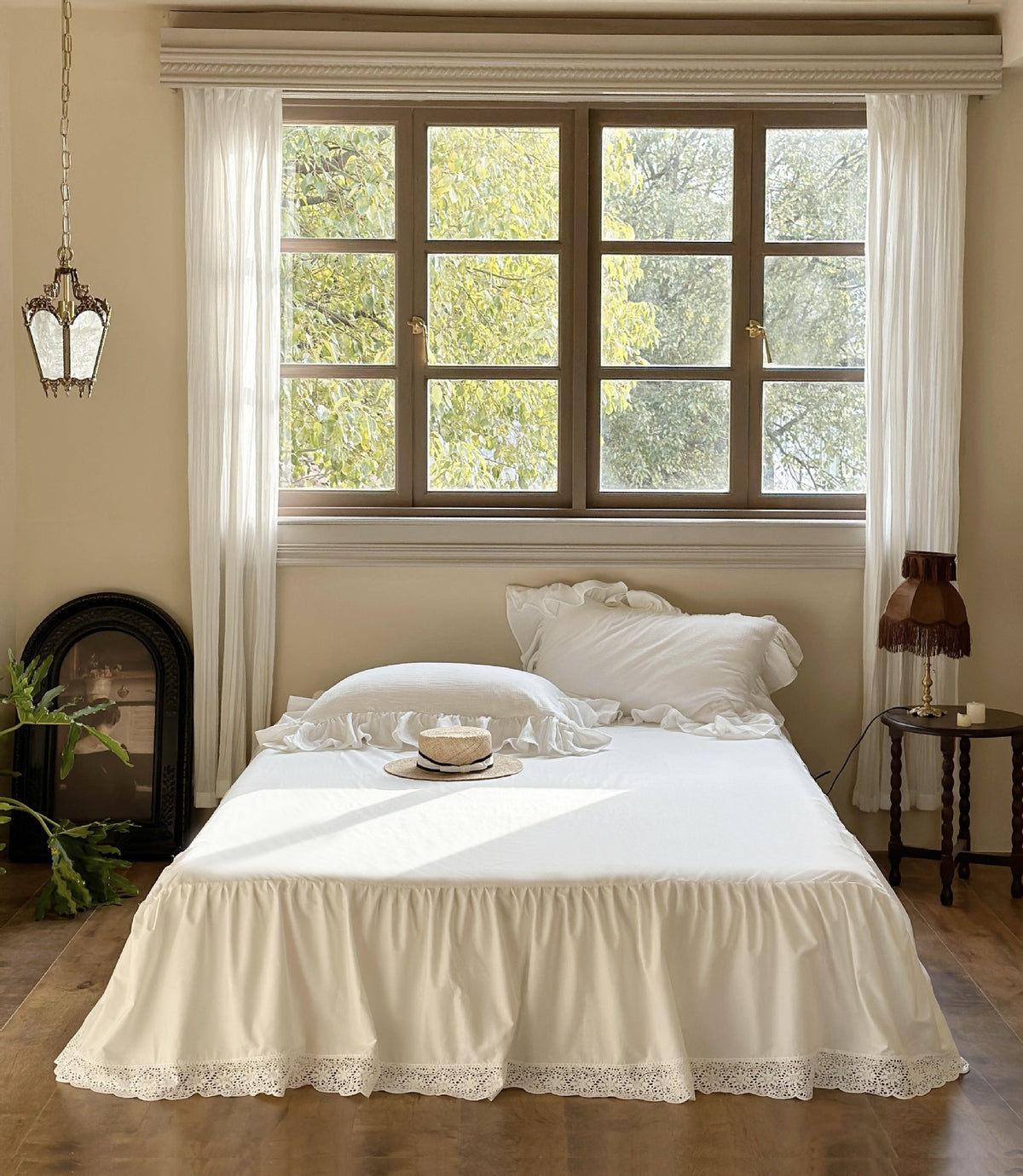Ruffled Double Gauze Cotton Bedding Set – Ruffled Ivory, front view of the ruffled sheet and fine lace hem - Roomden