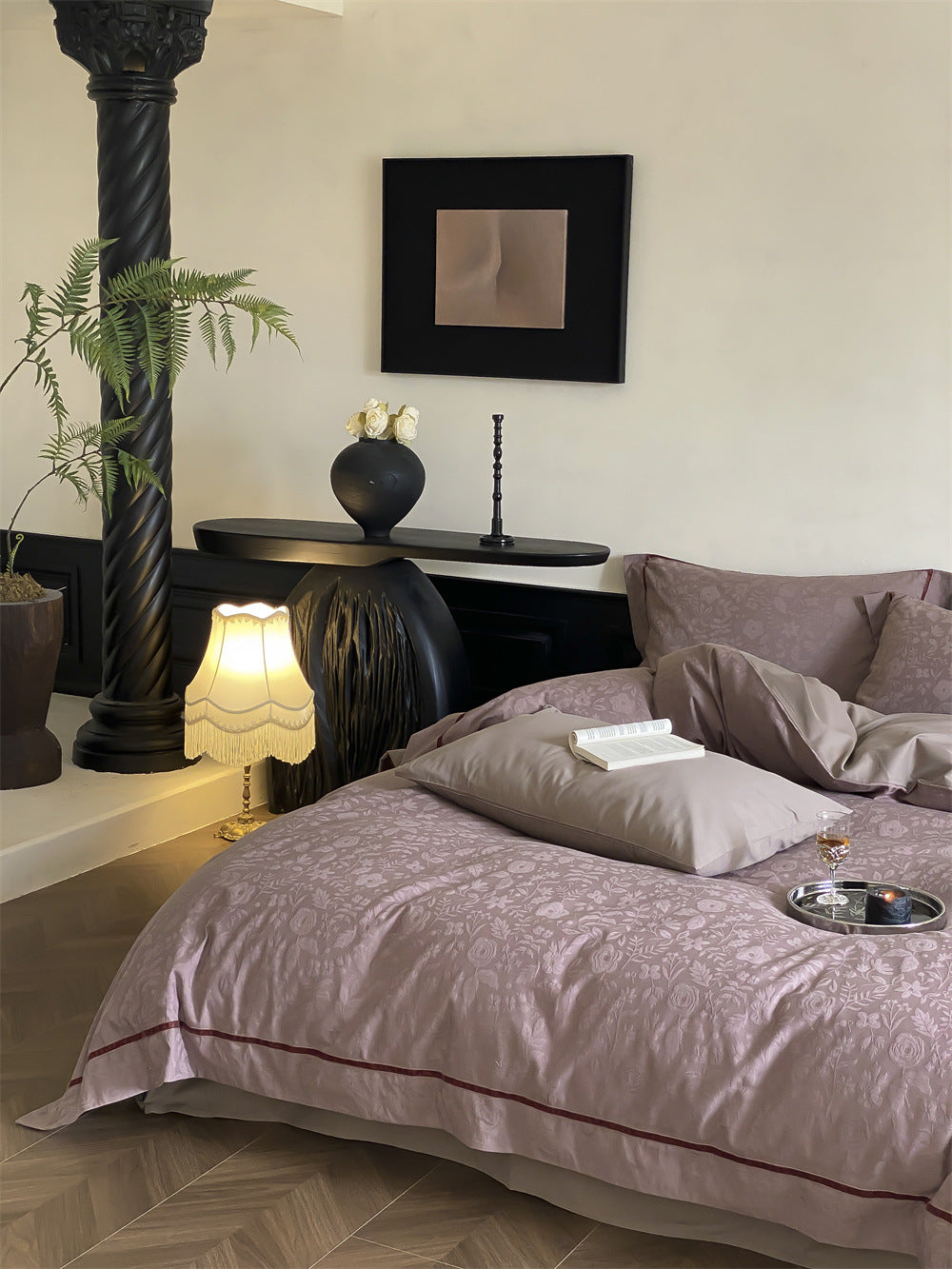 Brushed cotton jacquard bedding set – Mauve Vine, alternate view of the duvet and pillows - Roomden