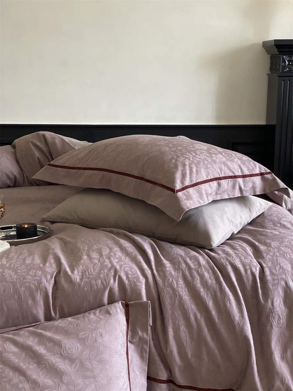 Brushed cotton jacquard bedding set – Mauve Vine, close view of jacquard fabric and pillows - Roomden