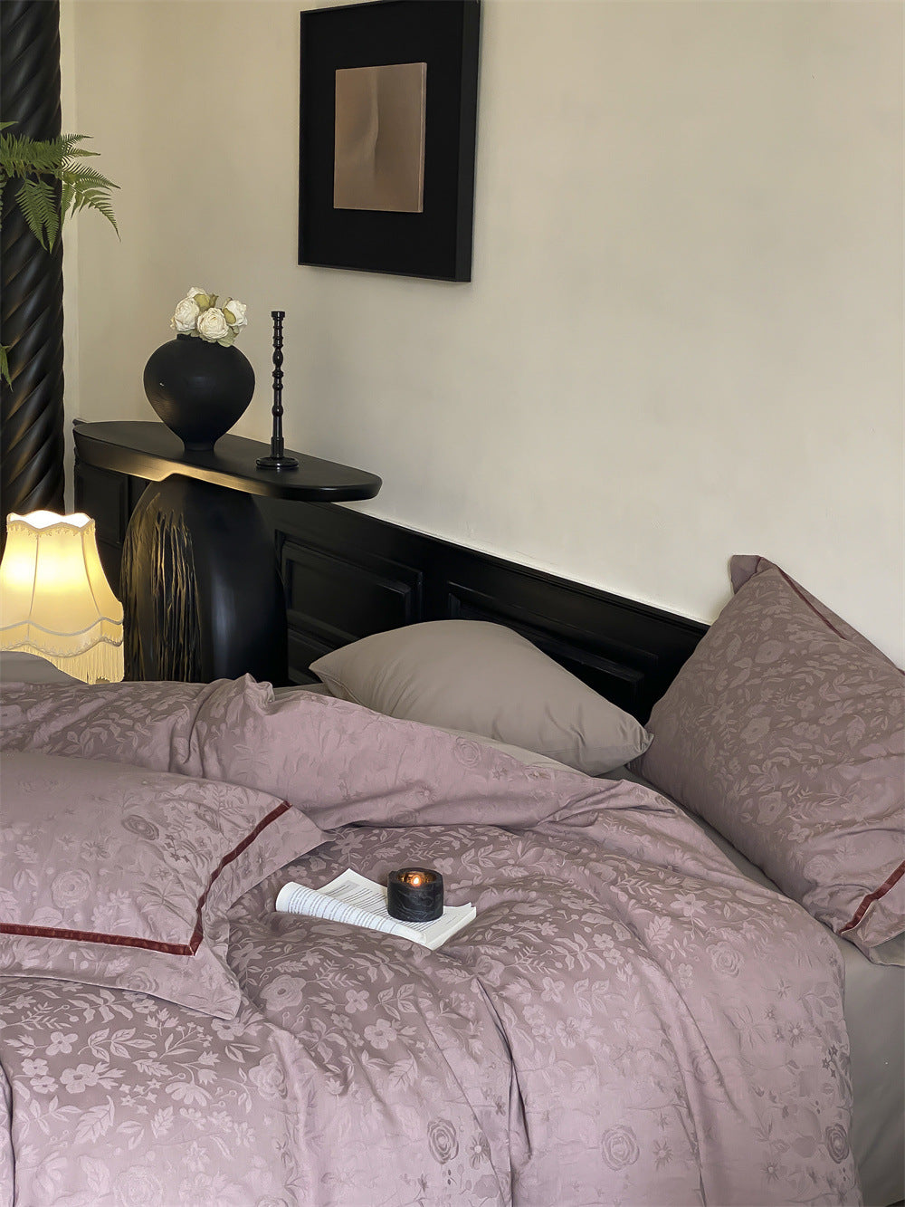Brushed cotton jacquard bedding set – Mauve Vine, close view of jacquard fabric and pillows - Roomden