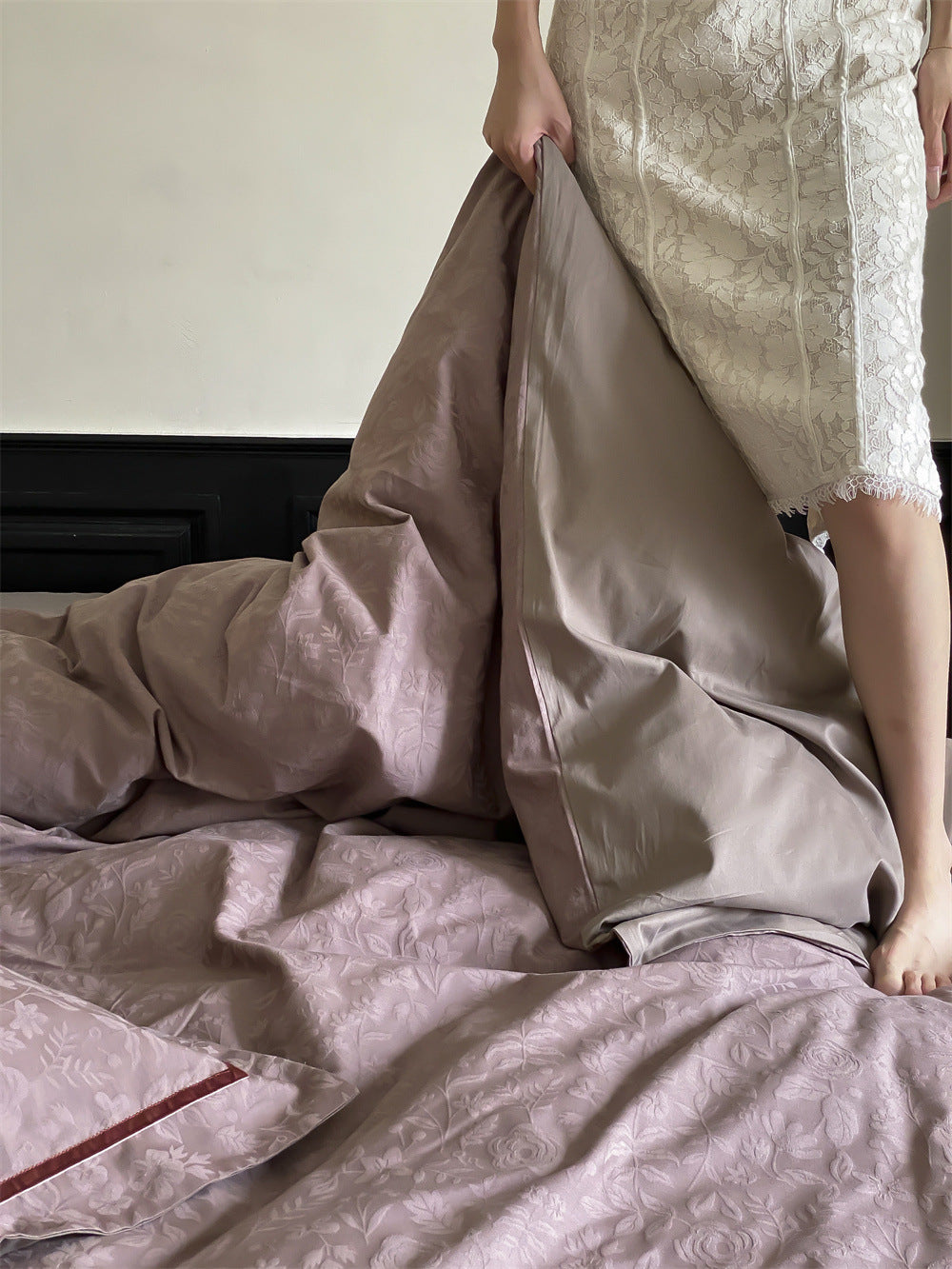 Brushed cotton jacquard bedding set – Mauve Vine, lifestyle view with the bedding - Roomden