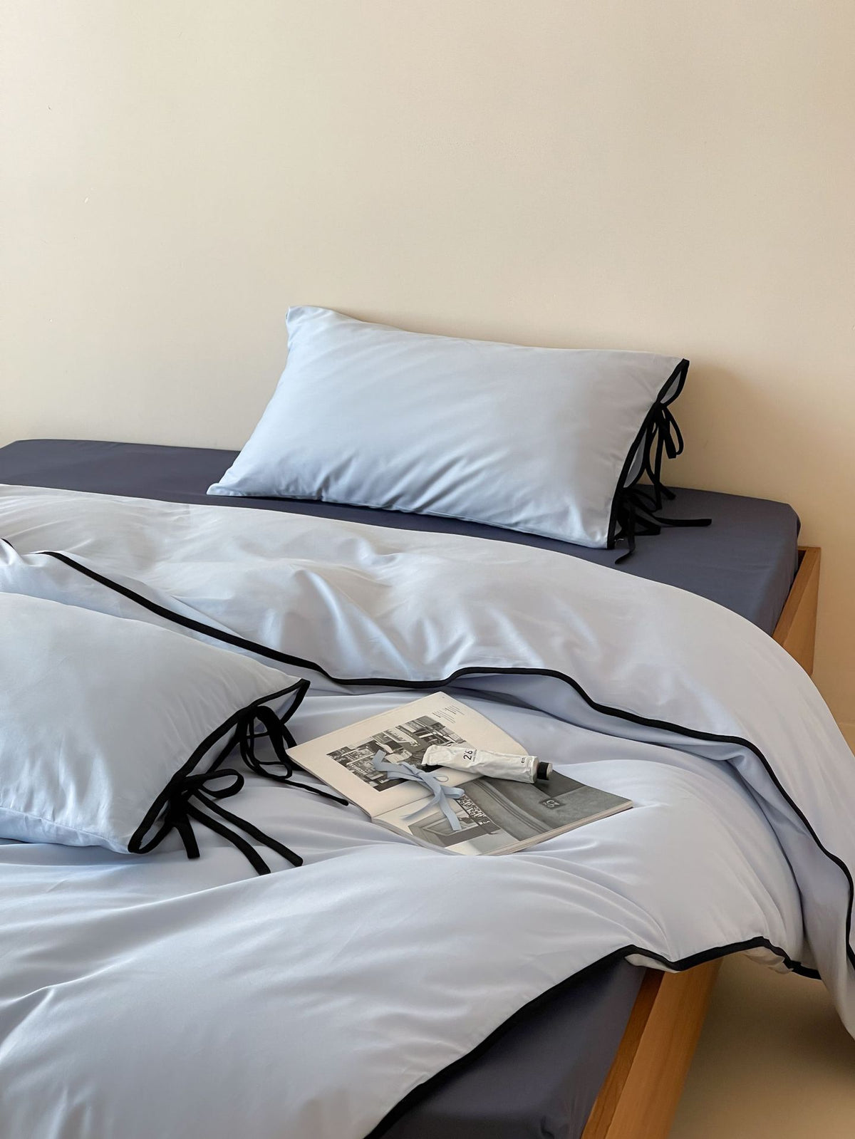 Contrast Tie-Knot Cotton Bedding Set – Blue with Navy Blue Ties, navy-edged blue pillow and duvet folds - Roomden