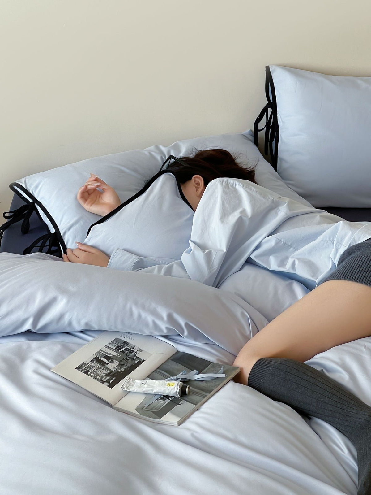 Contrast Tie-Knot Cotton Bedding Set – Blue with Navy Blue Ties, reclining with the blue duvet and navy trim - Roomden