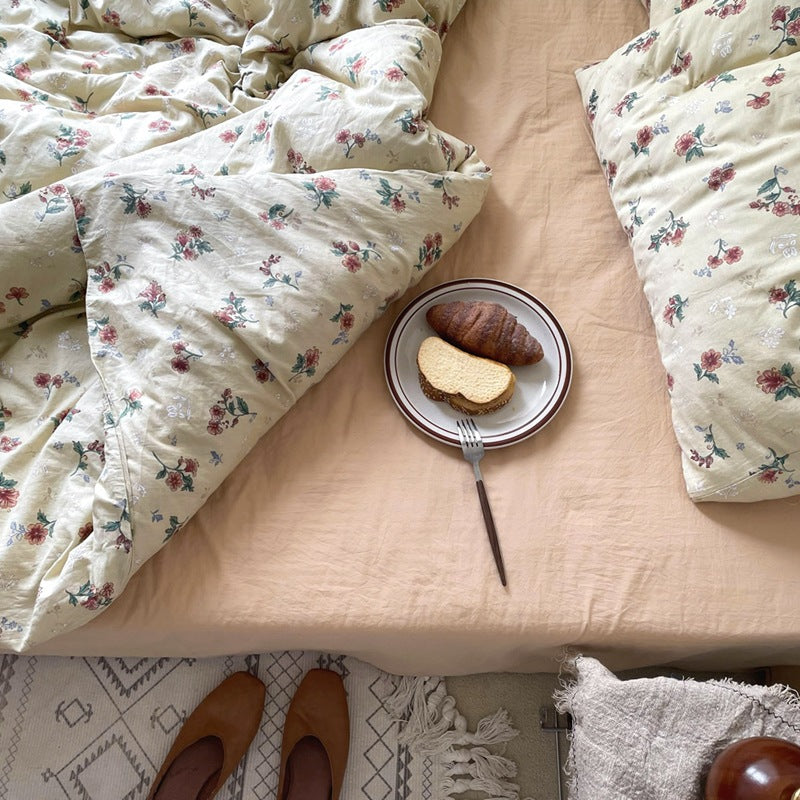 Florhaven Vintage Rose cotton bedding set – turned-back duvet showing the plain sheet - Roomden