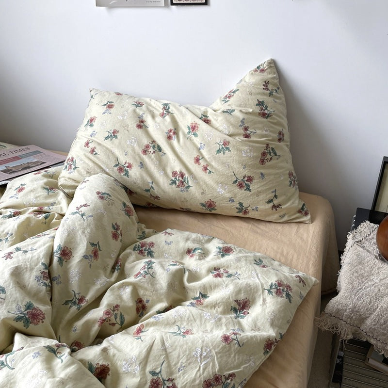 Florhaven Vintage Rose cotton bedding set – close view of rose-print pillows and duvet folds - Roomden