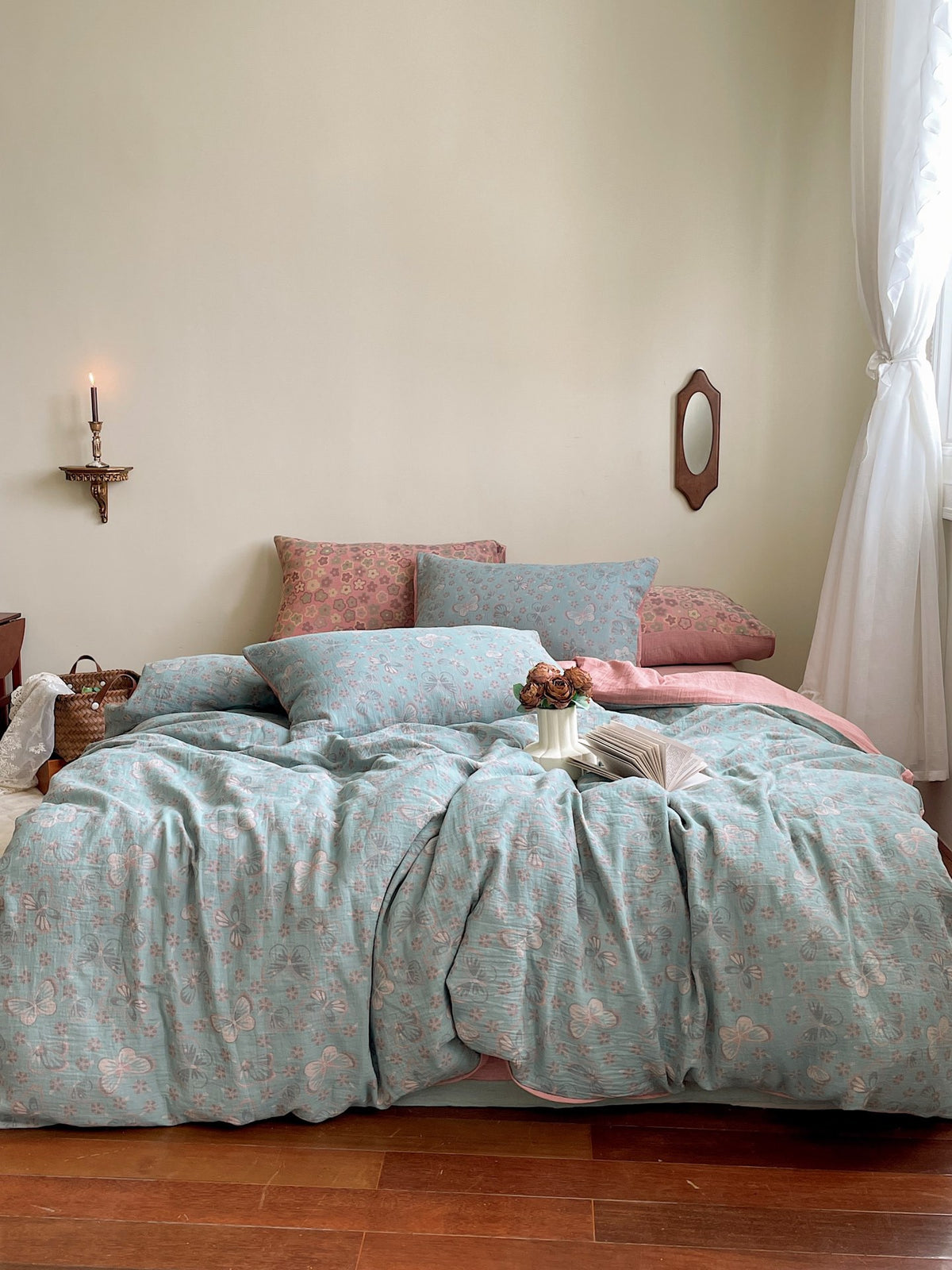 Florhaven Mist Floral bedding set – mist floral, bedroom view of the duvet and pillows, view 1 - Roomden