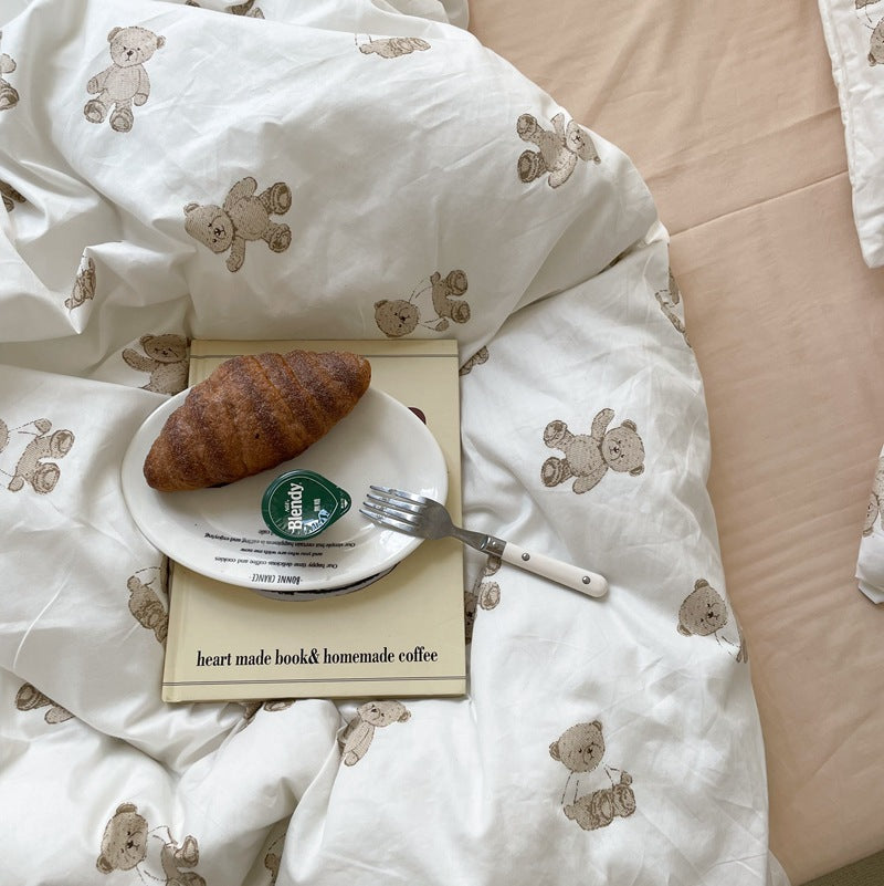 Detail of small teddy bear illustrations on ivory cotton bedding - Roomden